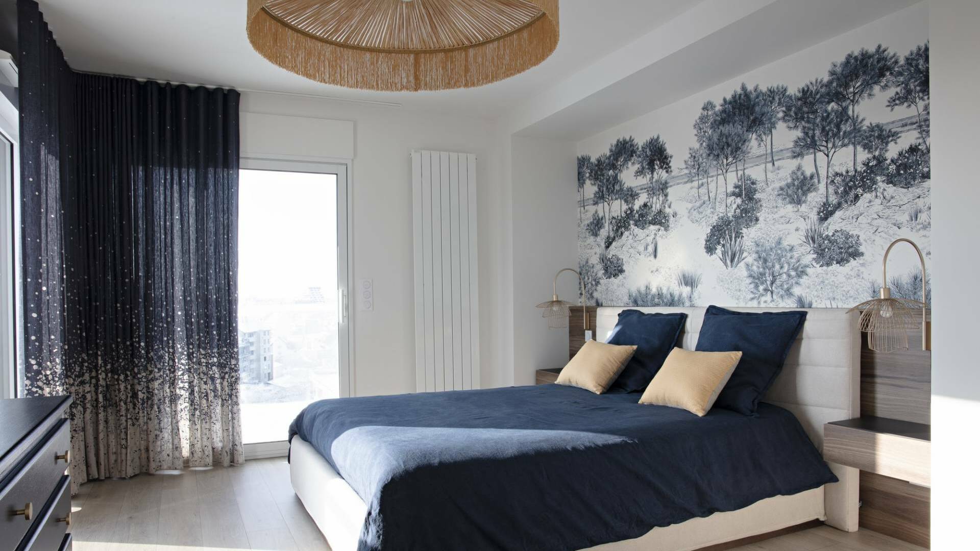 Décoration et agencement d'un appartement sur plans à Rennes - chambre parentale bleu marine avec panoramique Dune bleu d'Isidore Leroy en tête de lit