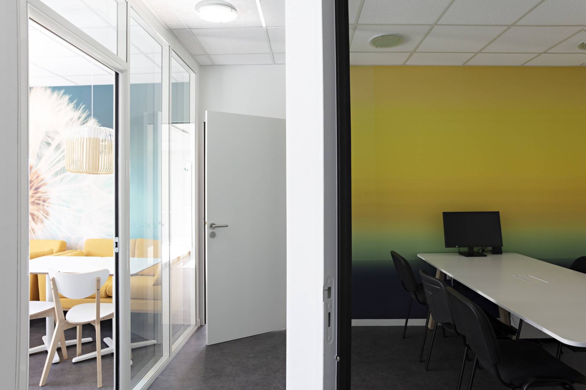 Décoration et agencement de bureaux à Saint Jacques de la Lande - salle de réunion avec la lumière extérieure grâce aux paroies vitrées