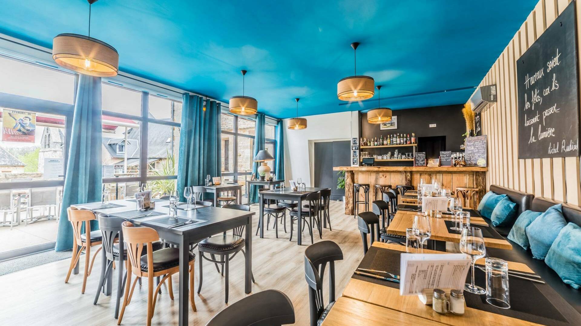 Décoration et agencement d'un restaurant dans le Périgord noir - bistro retro plafond bleu immense baie vitrée OPTITDETOUR