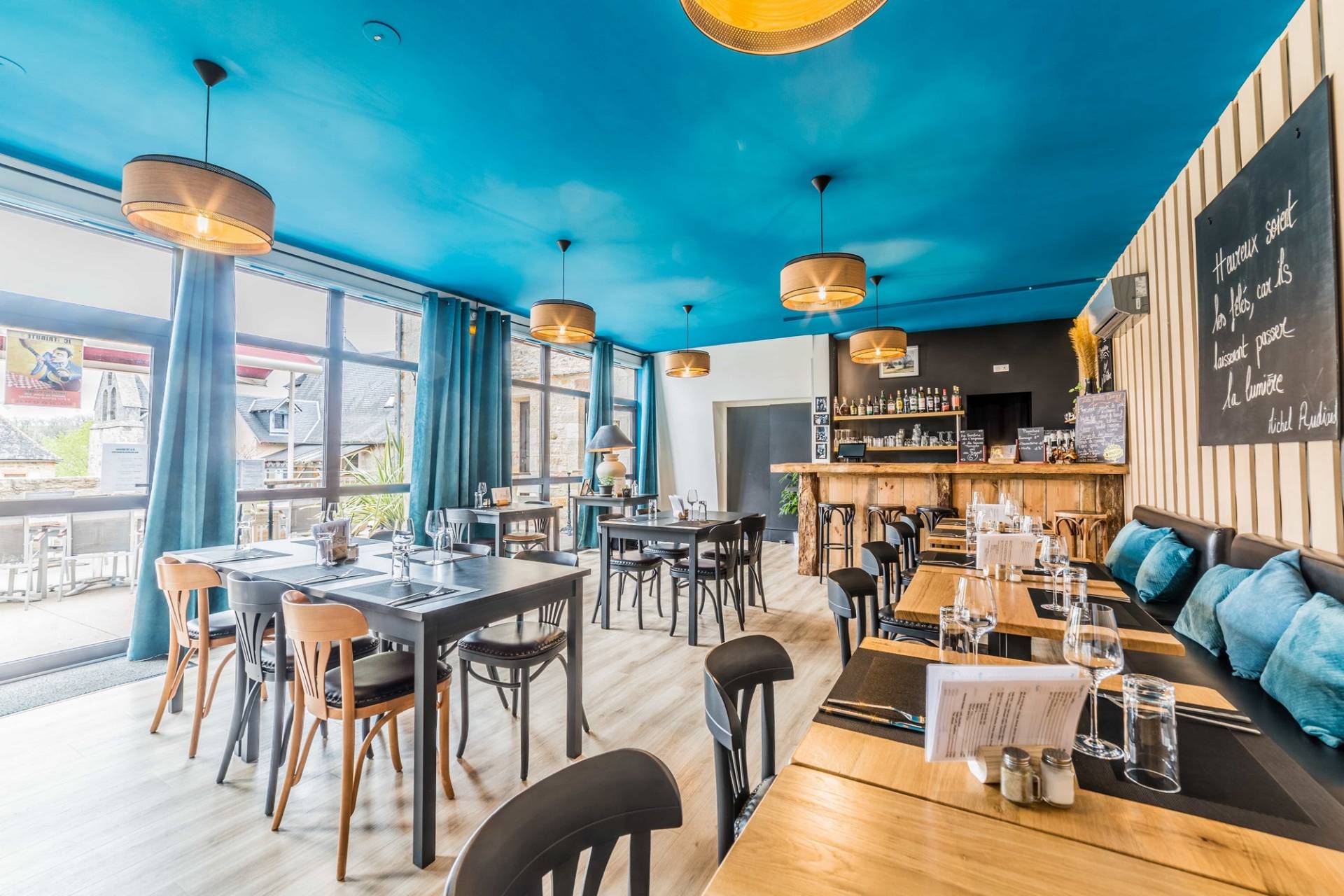 Décoration et agencement d'un restaurant dans le Périgord noir - bistro retro plafond bleu immense baie vitrée OPTITDETOUR