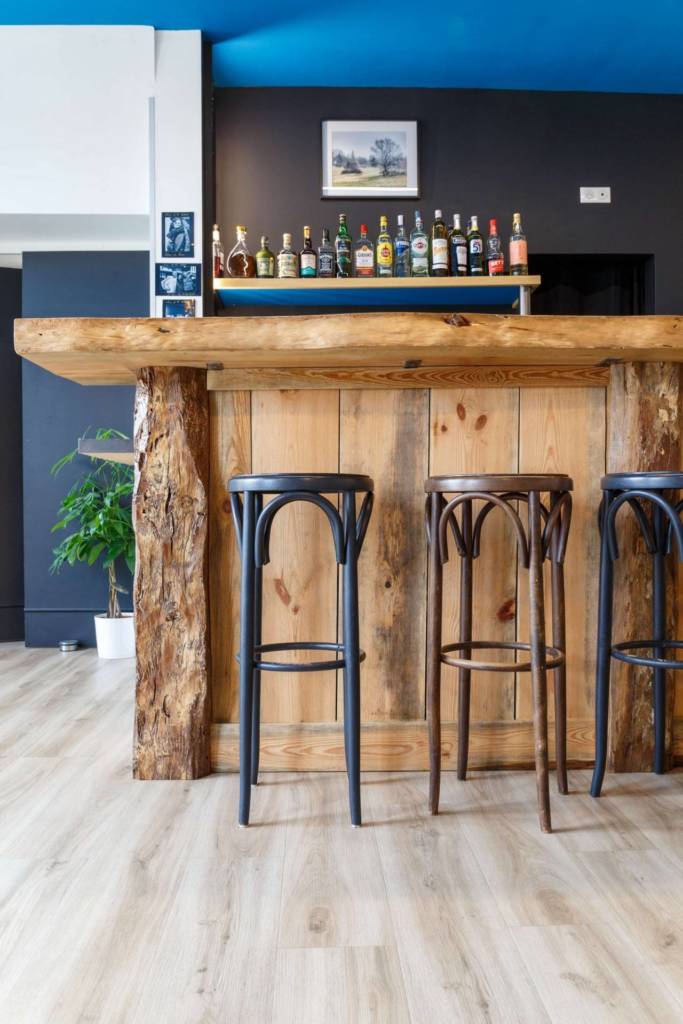 Décoration et agencement d'un restaurant dans le Périgord noir - bistro retro plafond bleu bar bois brut chêne OPTITDETOUR