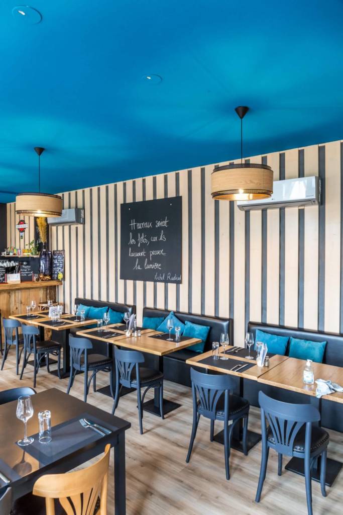 Décoration et agencement d'un restaurant dans le Périgord noir bistro plafond bleu banquettes ardoises noires O PTIT DETOUR