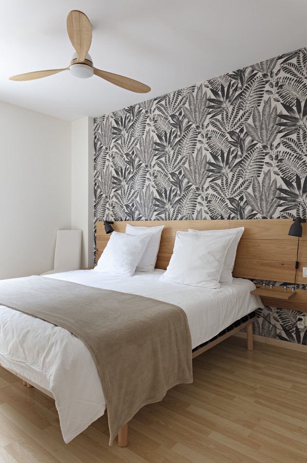 Décoration et agencement d'un appartement pour location saisonnière airbnb - chambre principale, papier peint feuillage, ventilateur, tête de lit surmesure bois