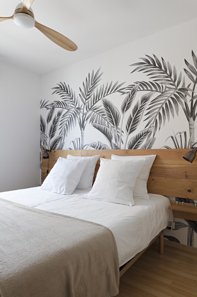 Décoration et agencement d'un appartement pour location saisonnière airbnb - chambre secondaire, papier peint feuillage, ventilateur, tête de lit surmesure bois