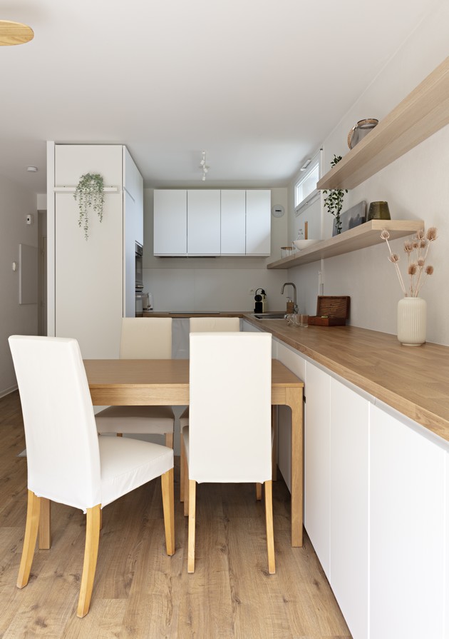 Décoration et agencement d'un appartement pour location saisonnière airbnb - cuisine IKEA optimisée en U meubles bas continus dans le salon-séjour blanc et bois