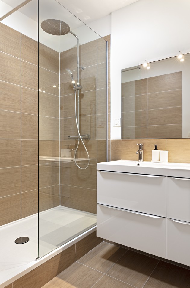 Décoration et agencement d'un appartement pour location saisonnière airbnb - salle d'eau carrelage imitation bois, douche XXL, double vasque meuble blanc