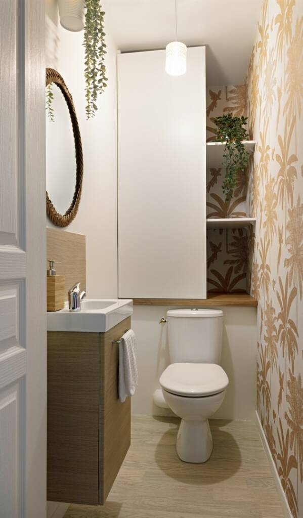 Décoration et agencement d'un appartement pour location saisonnière airbnb - toilettes, WC, bois et blanc chaud, papier peint feuillage orangé, placard intégré